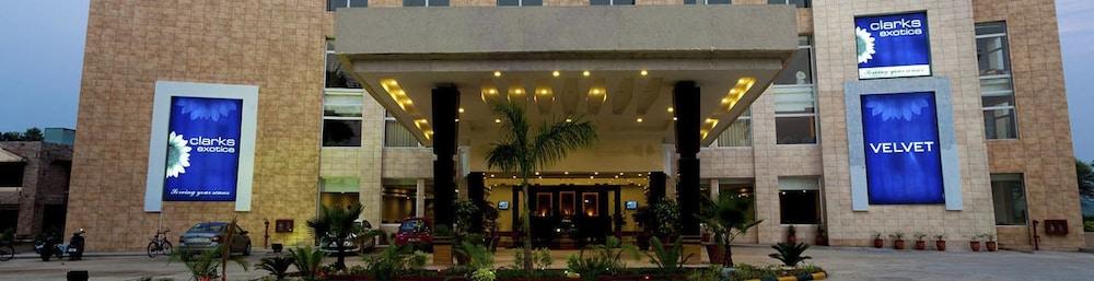 Velvet Clarks Exotica Zirakpur Exterior foto