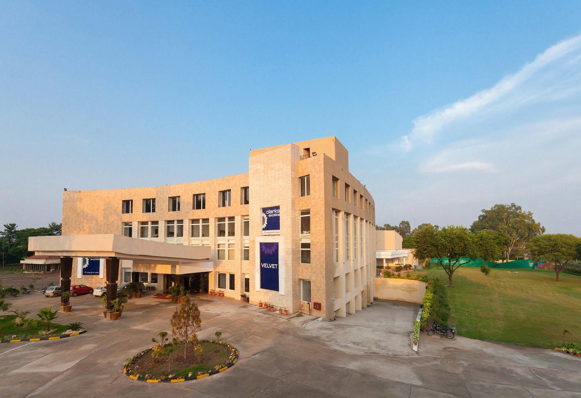 Velvet Clarks Exotica Zirakpur Exterior foto