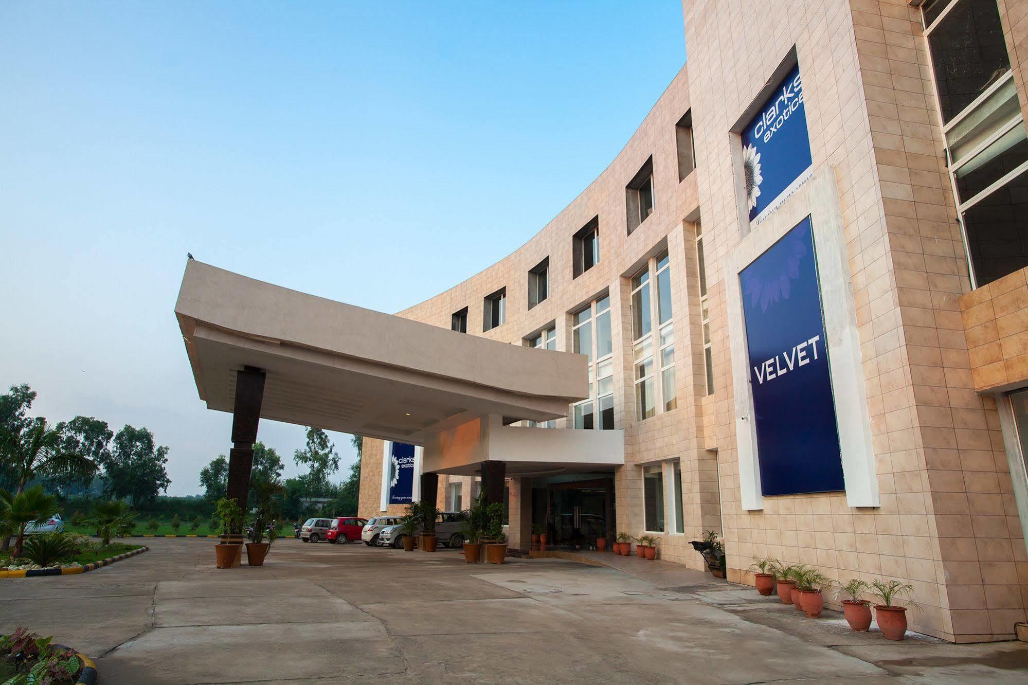 Velvet Clarks Exotica Zirakpur Exterior foto